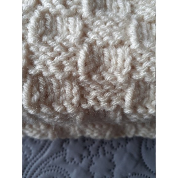 Off White knitted shawl - Picture 5 of 10